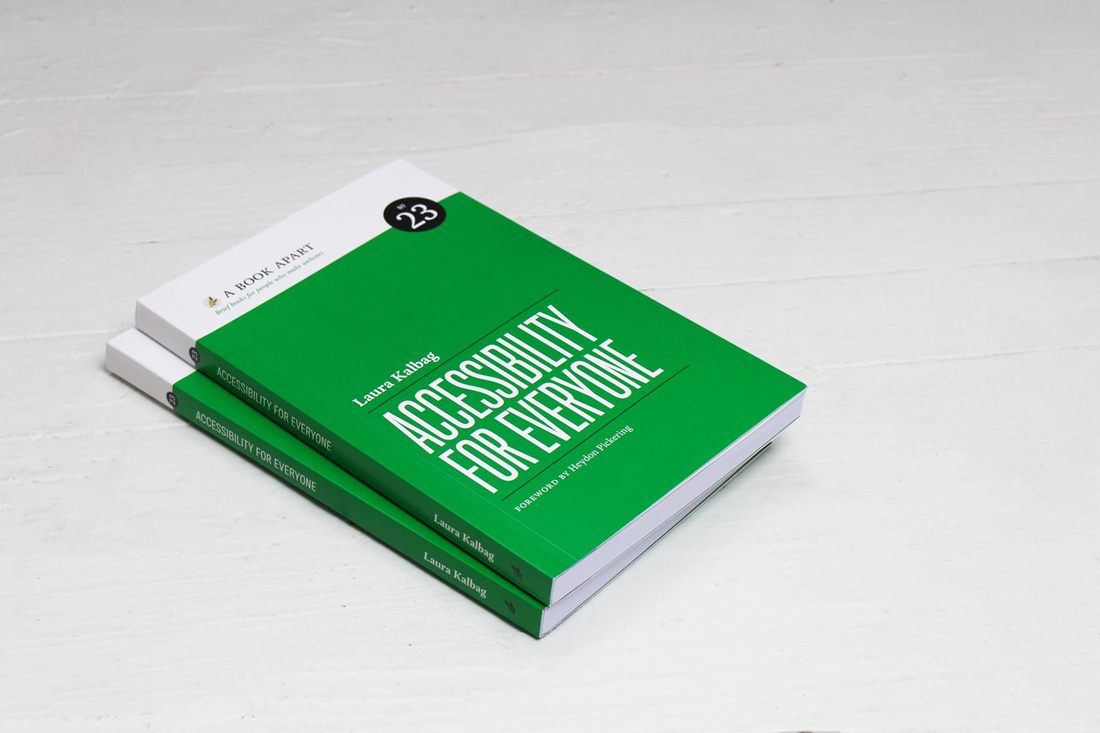 Photo du livre Accessibility for Everyone de Laura Kalbag. Il est vert et est posé sur une table.